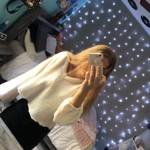 HOLLISTER - white v-neck cropped sweater